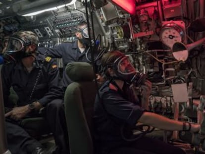 24 horas en un submarino  dos retretes y 100 metros cuadrados para 66 personas.