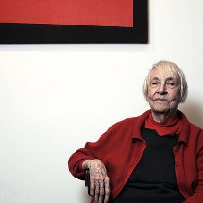 <i>Carmen Herrera, </i><b>fotografiada en su casa neoyorquina en 2008.