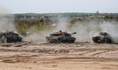 Carros de combate españoles durante unos ejercicios militares en Letonia el pasado día 11 de mayo.