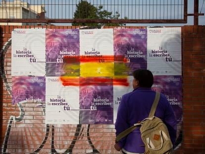 Carteles electorales de Unidas Podemos pintados con los colores de la bandera de España, en Sevilla en abril de 2019.