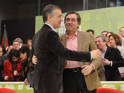 Urkullu, a la izquierda, se abraza con Agirre en un acto del PNV.