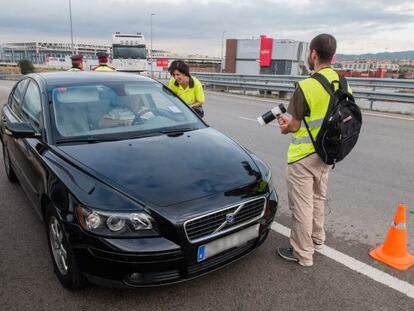 Investigadors aspiren, amb els mossos, vehicles buscant mosquits.