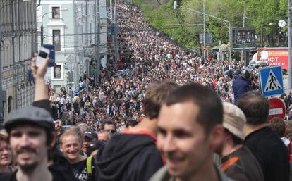 Miles de personas caminan en la marcha por la libertad en Mosc&uacute;.
