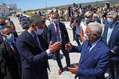 Pedro Sánchez y António Costa, tras la ceremonia de reapertura de fronteras en la ciudad de Elvas (Portugal).