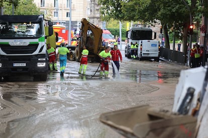 Trabajos de limpieza y reparación en la calle Marqués de Vadillo tras la rotura de la tubería.