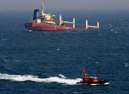 Una imagen del 'New Flame', cuando quedó semihundido en la bahía de Algeciras tras chocar con un petrolero en agosto del año pasado