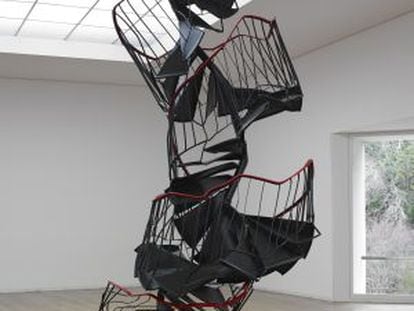 Escalera, de Monika Sosnowska, escultura de 2010.