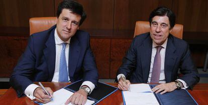 Ismael Clemente, presidente ejecutivo de Merl&iacute;n Properties, y Manuel Manrique, presidente y consejero delegado de Sacyr, firman la compraventa de Testa.