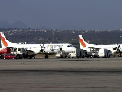 En la foto, dos aviones de Air Europa Express en la pista del aeropuerto de Son San Juan (Palma de Mallorca).