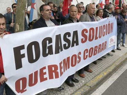Un grupo de trabajadores afectados por retrasos en los pagos de las prestaciones del Fogasa se manifiestan en el pasado octubre en Santiago  