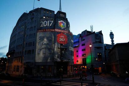 La sede de la cadena de televisión BBC permanece iluminada tras los resultados electorales en las elecciones generales de Reino Unido, en Londres.