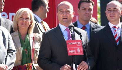 Miguel Sebastián, candidato del PSOE a alcalde de Madrid, en 2007, con Pedro Sánchez a su espalda.