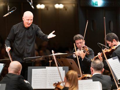 Paavo Järvi dirigiendo la ‘Novena’ de Bruckner a la Tonhalle, el pasado miércoles en Zúrich.