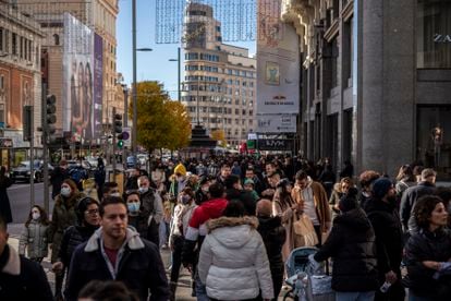 Decenas de personas en la calle Gran Vía de Madrid.