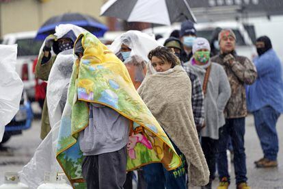 Los clientes esperaron más de una hora bajo la lluvia helada para llenar sus tanques.