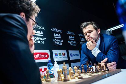 Carlsen, frente a Caruana, al inicio de la durísima partida entre ambos