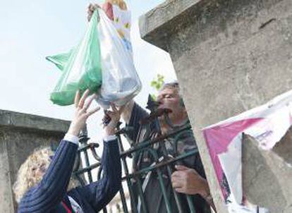 Los trabajadores de Sniace siguen su encierro recibiendo la solidaridad de los vecinos de Torrelavega en forma de todo tipo de alimentos entregados por establecimientos, colectivos y ciudadanos particulares, así como continuas visitas de apoyo de familiares y amigos. EFE/Pedro Puente Hoyos