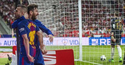 Messi y Alba festejan uno de sus goles en la final de Copa.