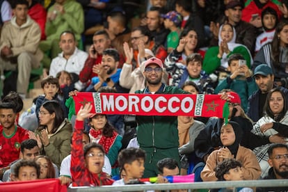 Aficionados marroquíes durante el partido amistoso Marruecos-Angola, el viernes en Agadir.