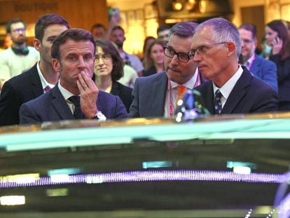 El presidente francés, Emmanuel Macron, y el consejero delegado de Stellantis, Carlos Tavares, en el Salón del Automóvil de París de 2022.