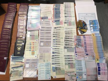 Pasaportes confiscados por la policía griega en la Operación Taurus en un centro de falsificación en Atenas en noviembre de 2017.