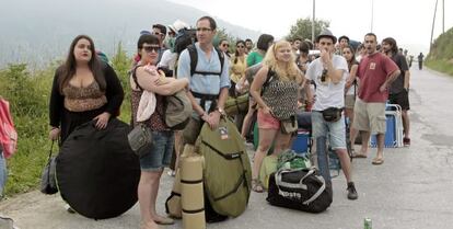 Asistentes al festival hacen cola para acceder al recinto este miércoles.