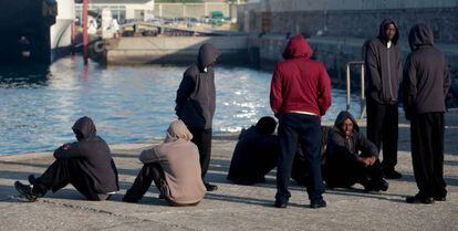 Inmigrantes rescatados ayer en aguas del Estrecho.