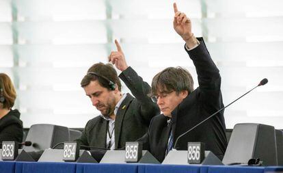 Antoni Comin y Carles Puigdemont durante un plenario del Parlamento Europeo el pasado 16 de enero.
