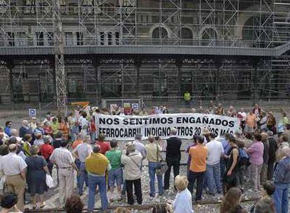 Manifestantes a favor de la reapertura de la línea ferroviaria con Francia, ayer en la estación de Canfranc.