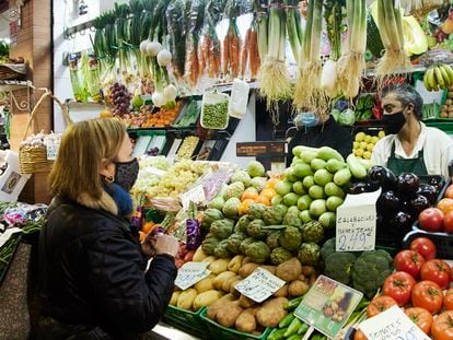 Puesto de frutas y verduras en el Mercado de Triana, en Sevilla (Andalucía, España).