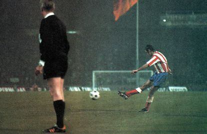 17 de mayo de 1974. Final de la Copa de Europa. Atlético 1 - Bayern 1. Gol de Luis Aragonés de lanzamiento de falta. Tras la igualada del conjunto alemán hubo de jugarse un partido de desempate pocos días después en el que el Bayern se proclamó campeón tras ganar al Atlético por 4-0.