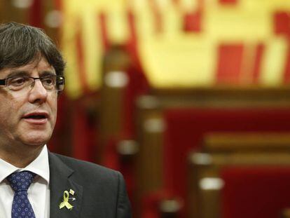 El expresident de la Generalitat Carles Puigdemont tras la votaci&oacute;n sobre la independencia de Catalu&ntilde;a en el Parlament.