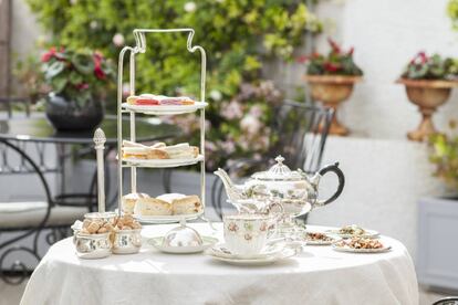 Servicio de té en la terraza del hotel Heritage Madrid.