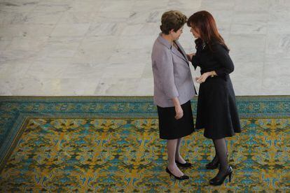 Dilma Rousseff y Cristina Fernández charlan en Brasilia, en julio de 2011.