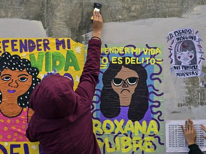 En una protesta feminista en 2021, un cartel que refiere al caso de Roxana Ruíz, mujer encarcelada por matar a su violador, en el Estado de México.
