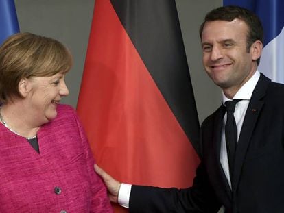 El presidente franc&eacute;s, Emmanuel Macron, y la canciller alemana Angela Merkel, este lunes en Berl&iacute;n.