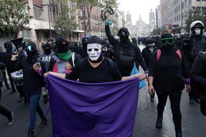 Decenas de mujeres han avanzado por la Avenida 20 de Noviembre, rodeadas por elementos de la policía de Ciudad de México.