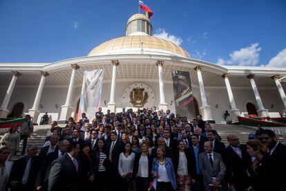 Diputados de la coalición opositora Mesa de Unidad Democrática (MUD) posan para una foto dentro de las instalaciones de la Asamblea Nacional de Venezuela.