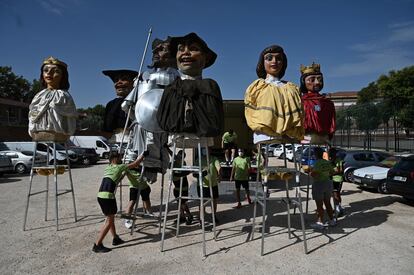 La tradicionalcomparsa recorrerá todos los barrios de la ciudad madrileña hasta el 29 de agosto para que, tanto los más pequeños como los mayores, puedan disfrutar de una de las tradiciones alcalaínas más arraigadas.