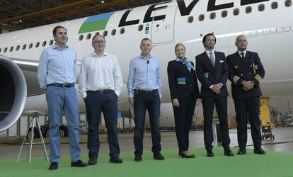 Los consejeros delegados de Vueling e Iberia, Javier Sánchez-Prieto y Luis Gallego, respectivamente, junto al CEO de IAG, Willie Walsh, durante un acto promocional de Level.  
