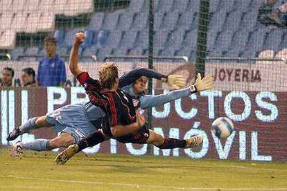 Ambrosini marca el gol del Milan.