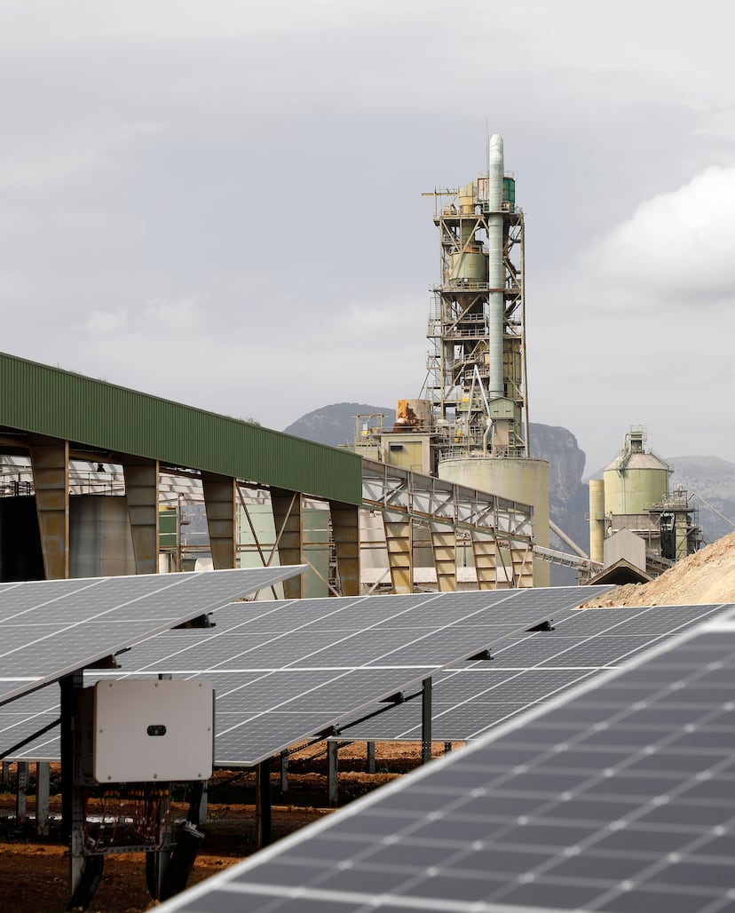 Paneles solares frente a una antigua cementera. 