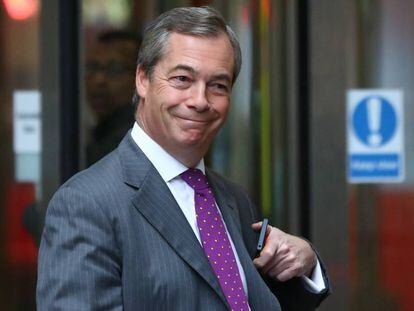 Nigel Farage sale de la redacci&oacute;n de la BBC, este domingo en Londres