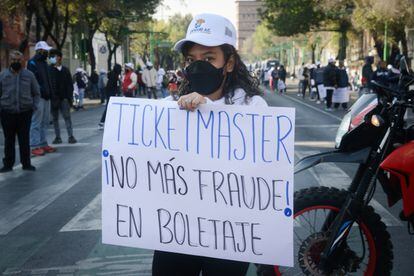 Una manifestante sostiene un cartel durante una protesta contra Ticketmaster, en Ciudad de México, el pasado 25 de enero.