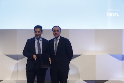 Juan Antonio Gómez Pintado, presidente de Vía Célere, y Juan Gandarias, director territorial de Madrid de CaixaBank.