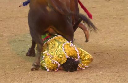 Emilio de Justo, debajo del toro en la primera de las dos volteretas que sufrió.