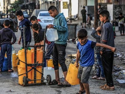 Varios niños esperaban este miércoles para conseguir un bidón de agua potable en Rafah, en el sur de la franja de Gaza.
