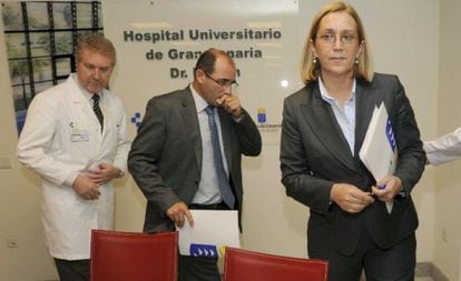 Mercedes Roldós, durante una visita al Hospital Doctor Negrín.