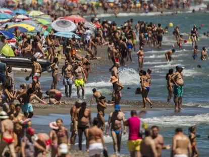 Turistas de una playa de M&aacute;laga