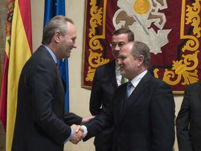 El presidente de la Generalitat saluda al de las Cortes en la celebraci&oacute;n institucional del 25 d&rsquo;Abril. 